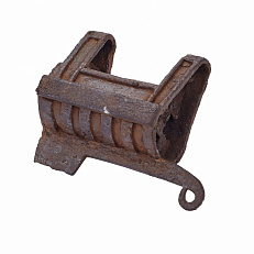 Корпус навесного замка типа Е по классификации Колчина(1959). Конец 14 - начало 16 века. Железные элементы корпуса соединены посредством медного припоя. 